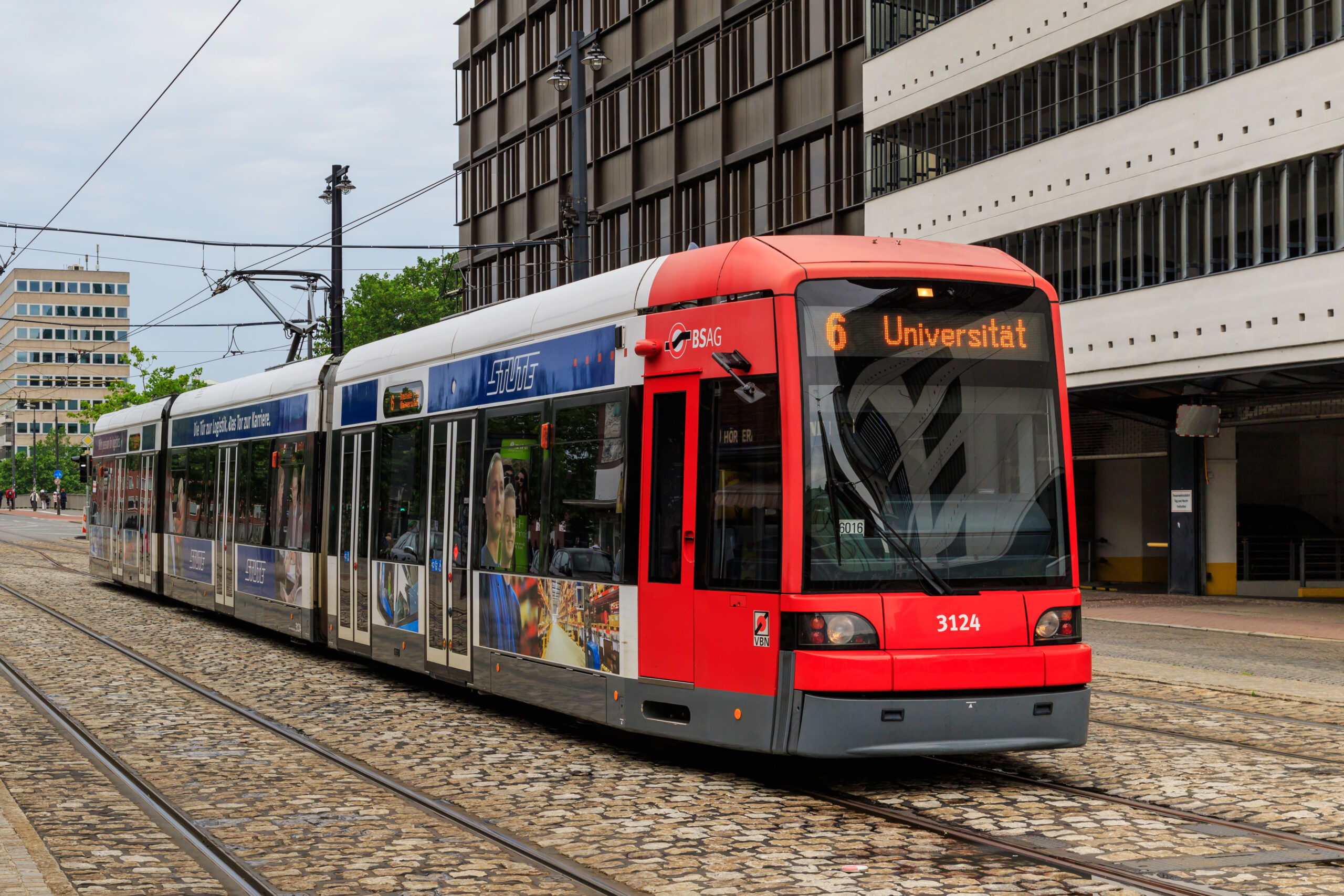 Straßenbahn in Bremen fährt zur Universität