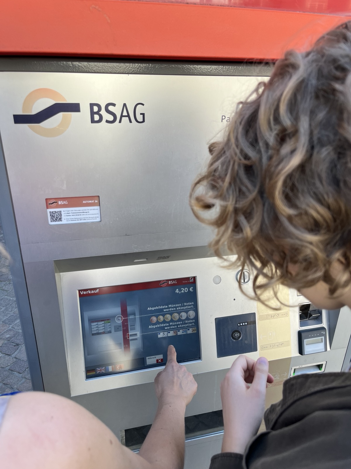 Ticketautomat der BSAG, an dem für 4,20€ ein Ticket gekauft wird