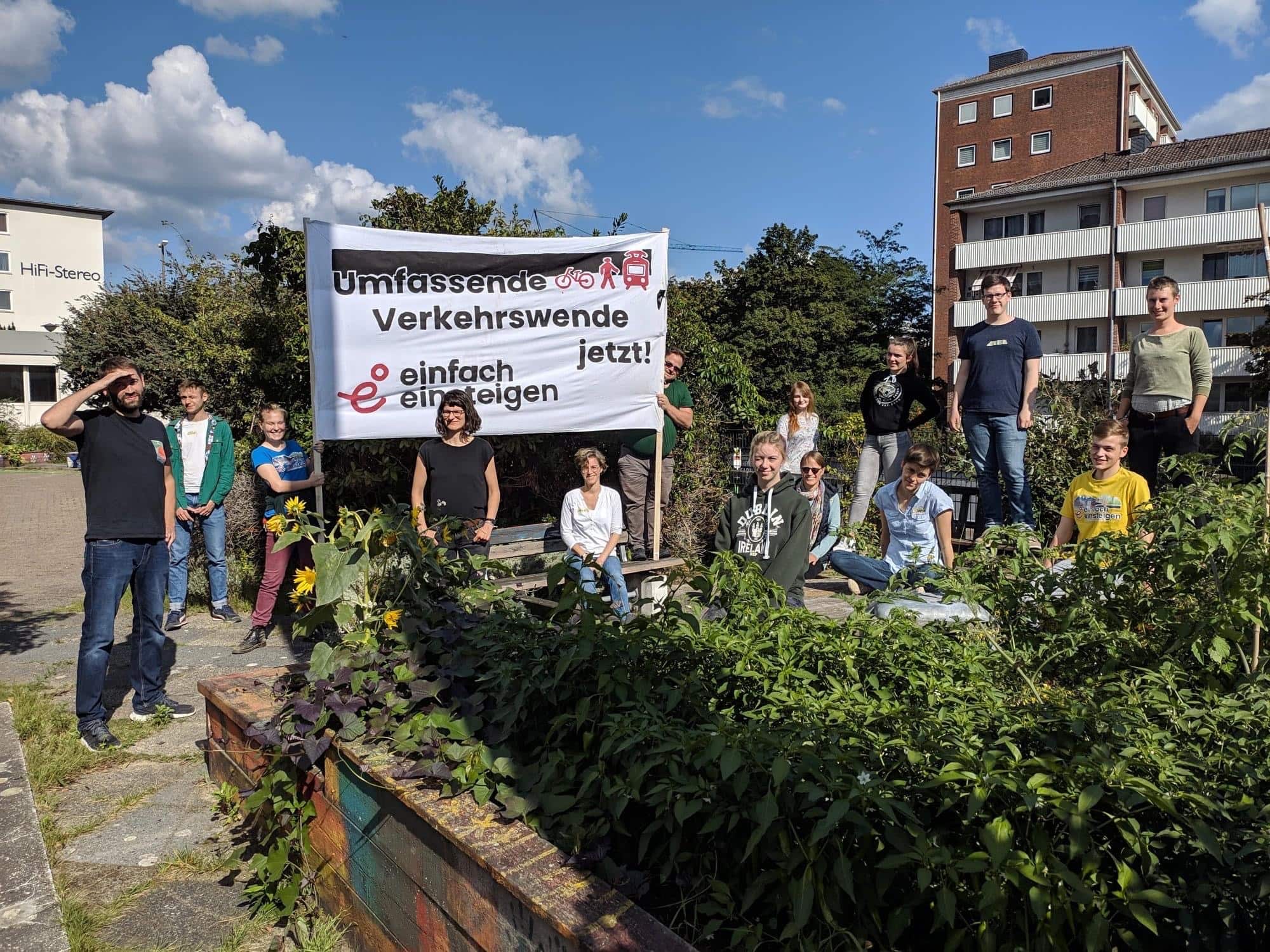 Das Einfach Einsteigen team posiert mit einem Banner zur Verkehrswende