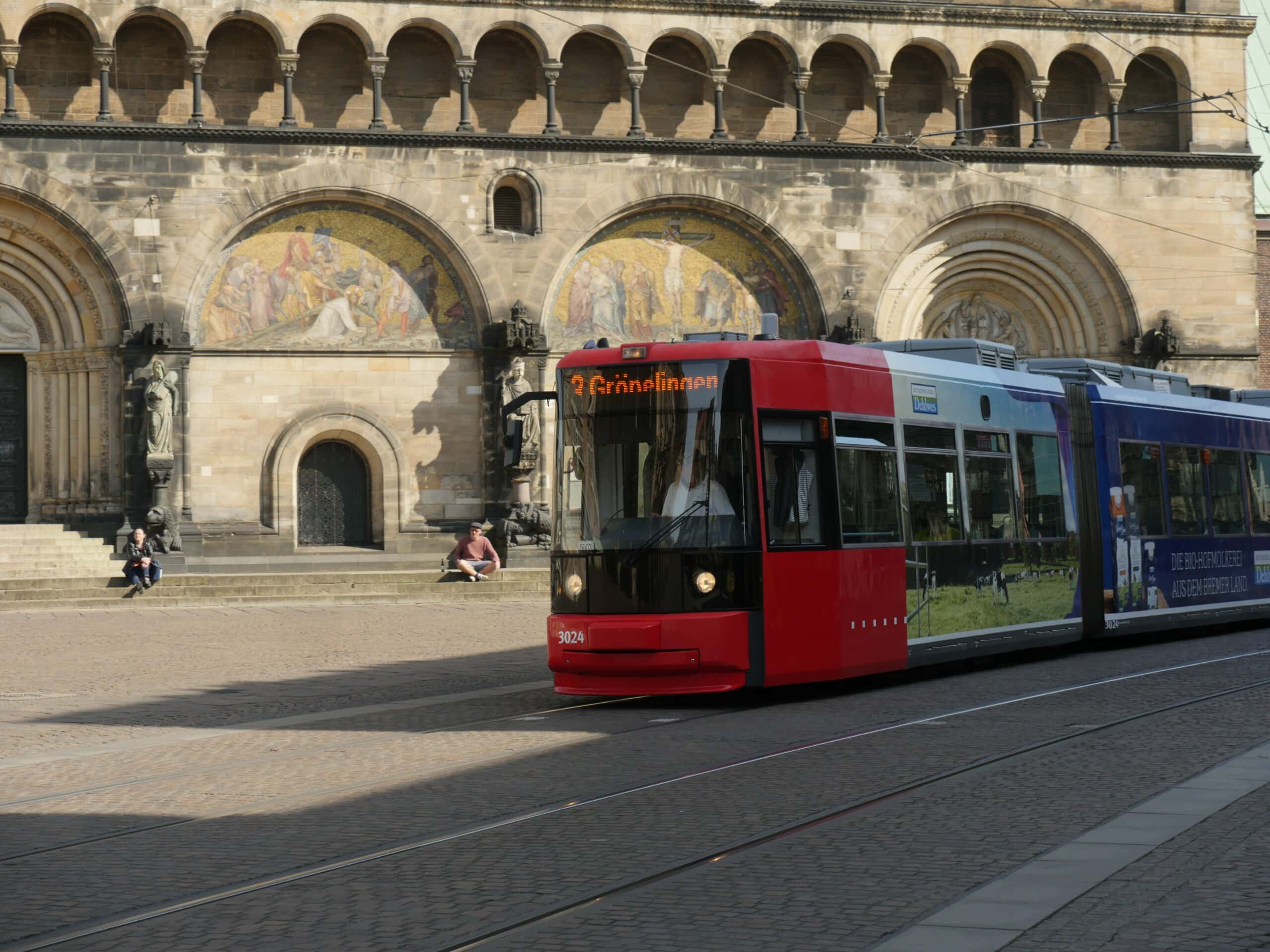 Foto einer Straßenbahn vor dem Dom