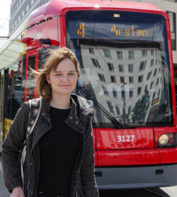 Praktikantin Xenia vor einer Tram
