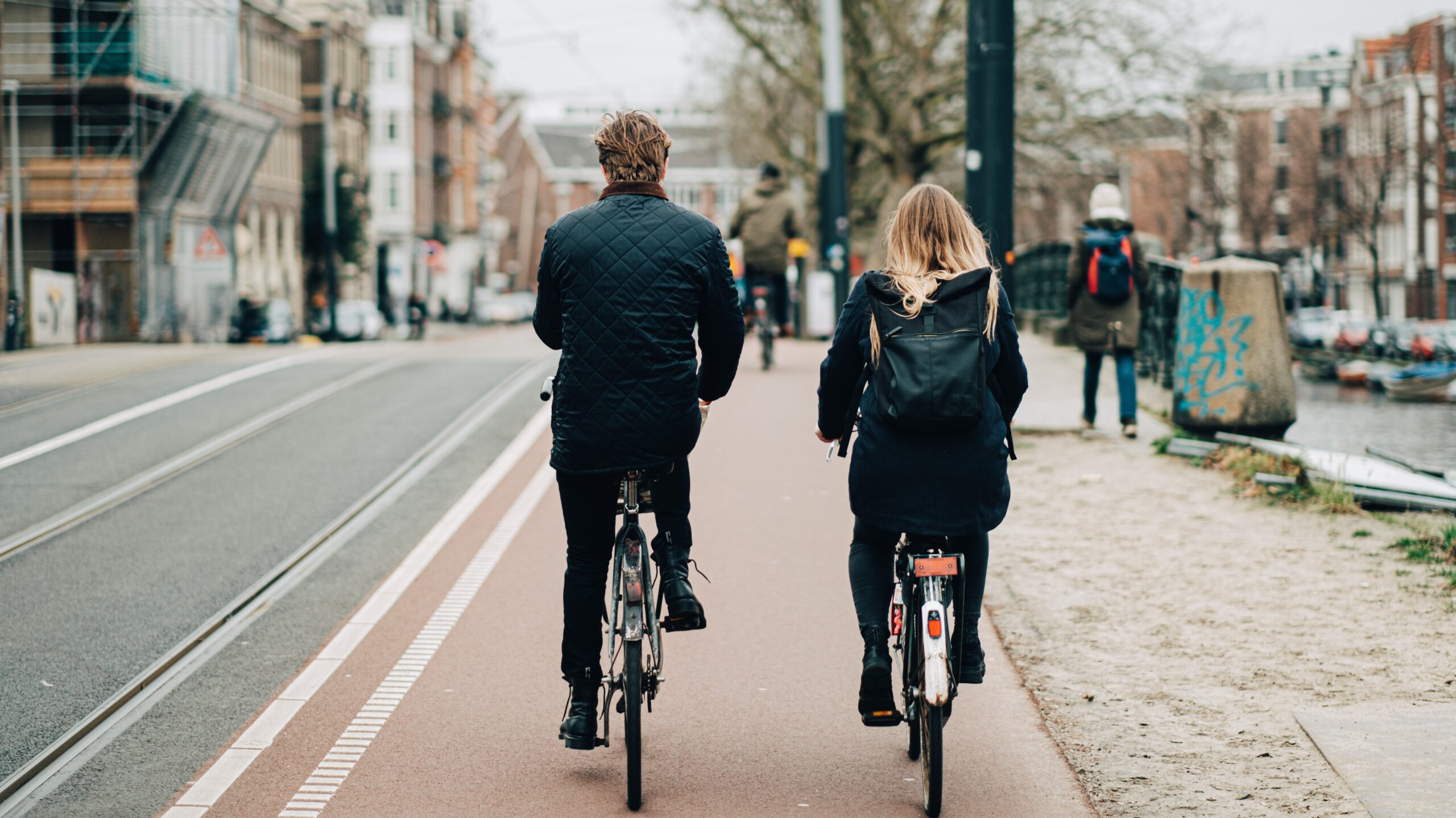Foto von zwei Radfahrer*innen