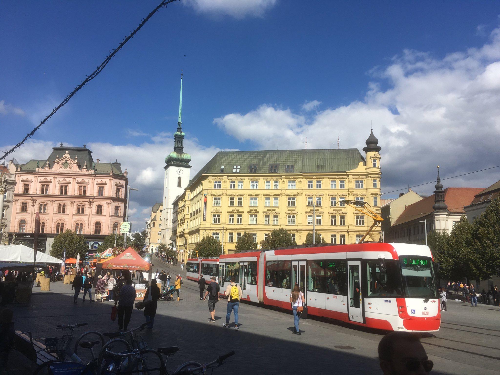 Eine fahrende Straßenbahn durch eine Innenstadt